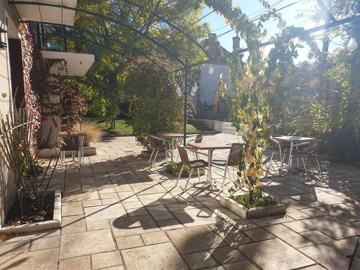 Logis Hotel Saint Cyr La Ferte-Saint-Cyr Exterior photo